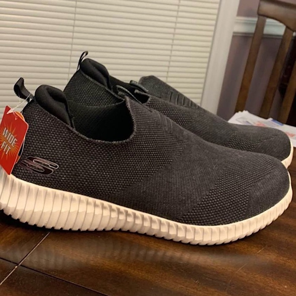 Sketchers stretch fit memory foam wide fit slide on sneakers